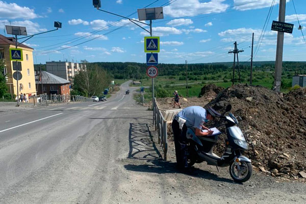 В Первоуральске в ДТП пострадал 14-летний подросток. Взял без разрешения у родителей скутер В Первоуральске в ДТП пострадал 14-летний подросток. Взял без разрешения у родителей скутер