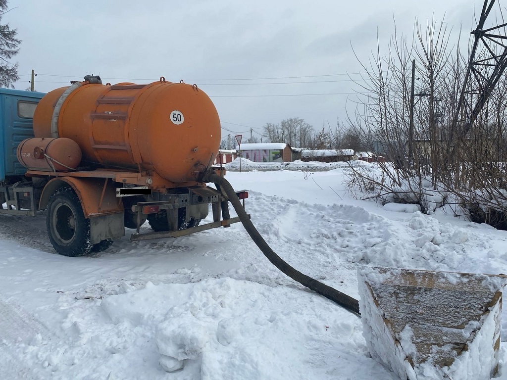 Первоуральцы заметили «говновозку», сливающую отходы «в неположенном месте» Первоуральцы заметили «говновозку», сливающую отходы «в неположенном месте»