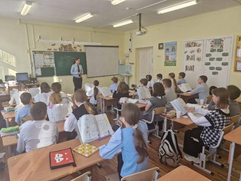 Полицейские рассказали первоуральским школьникам о правилах на дорогах | В школе №28 Первоуральска прошла беседа о безопасности на дорогах Полицейские рассказали первоуральским школьникам о правилах на дорогах | В школе №28 Первоуральска прошла беседа о безопасности на дорогах