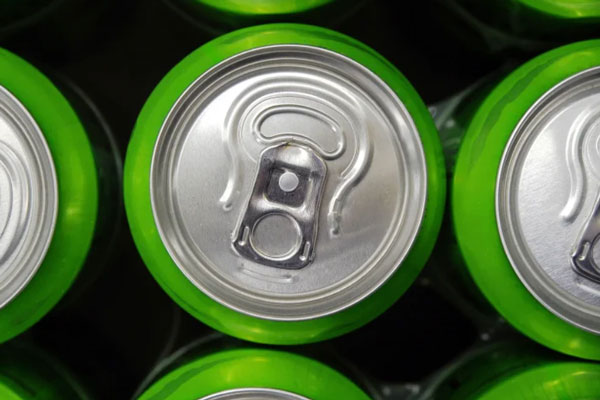 Хирург рассказал о скрытых рисках энергетиков для молодежи | Хирурги Решетун рассказал почему энергетики опасны