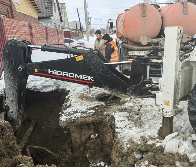 Первоуральские сотрудники «Водоканала» устранили прорыв трубы | В поселке под Первоуральском устранили прорыв трубопровода Первоуральские сотрудники «Водоканала» устранили прорыв трубы | В поселке под Первоуральском устранили прорыв трубопровода