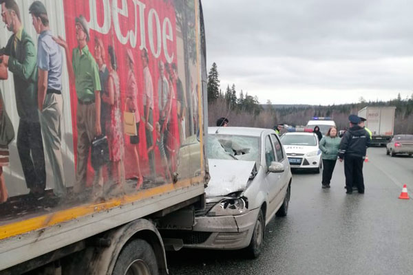 Госавтоинспекция Первоуральска устанавливает обстоятельства ДТП на автодороге Пермь-Екатеринбург