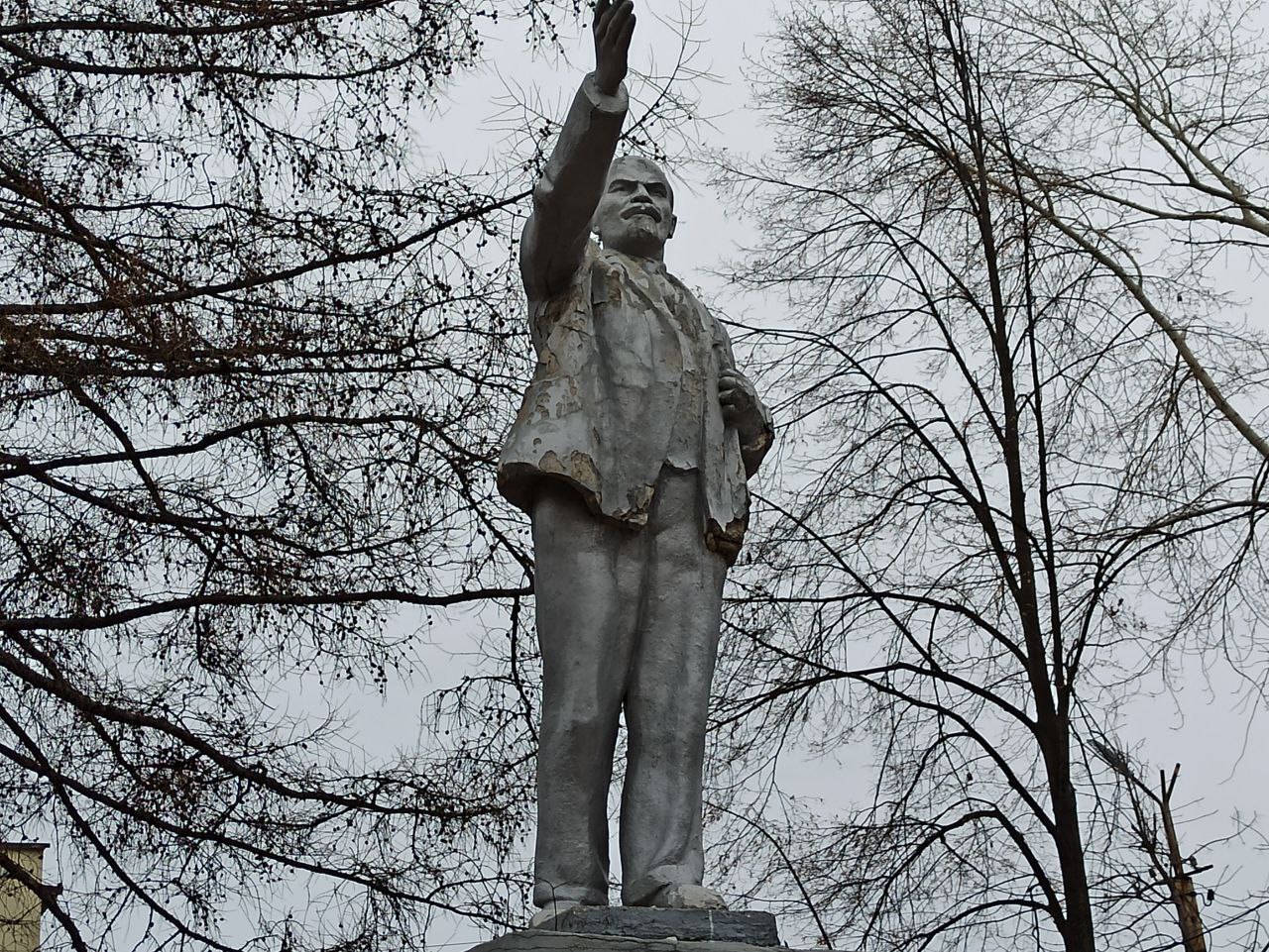 В Первоуральске разрушается памятник Ленину