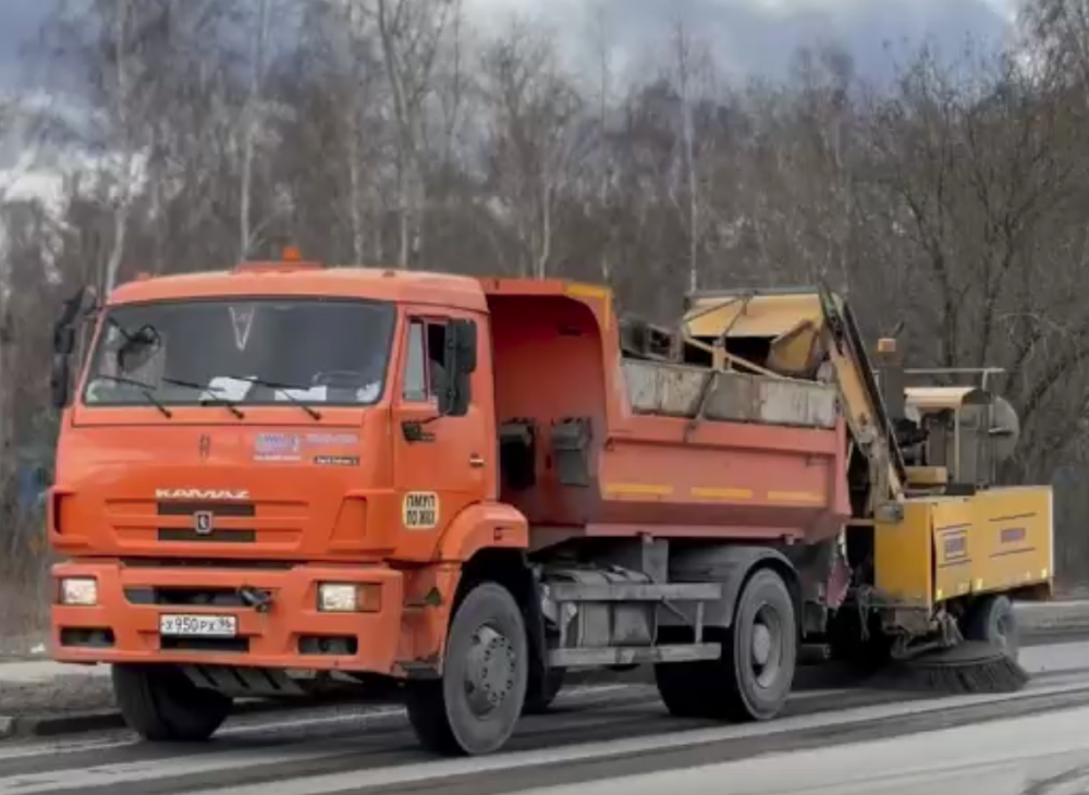 Подготовка к летнему сезону: специалисты ПМУП “ПО ЖКХ” начали уборку городского округа Первоуральск | Первоуральск подготавливают к летнему сезону
