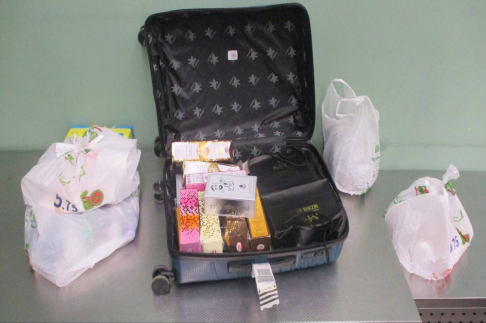 15 килограммов духов для родственников: свердловские таможенники остановили иностранца  | На Урале таможенники остановили пассажира из ОАЭ с 15 килограммами духов