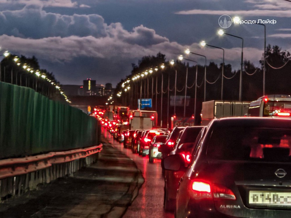 На Пермском тракте у Первоуральска образовалась многокилометровая пробка | Фура съехала с дороги на Пермском тракте, движение в сторону Екатеринбурга затруднено На Пермском тракте у Первоуральска образовалась многокилометровая пробка | Фура съехала с дороги на Пермском тракте, движение в сторону Екатеринбурга затруднено