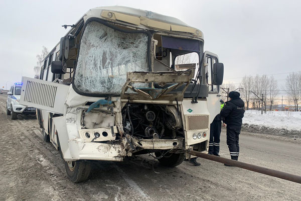 В Первоуральске грузовик протаранил автобус без пассажиров