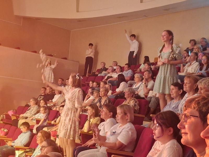 Глава Первоуральска предложил включить патриотический спектакль в программу Дня города  | В Первоуральске прошел масштабный спектакль «Во имя мира на Земле» 