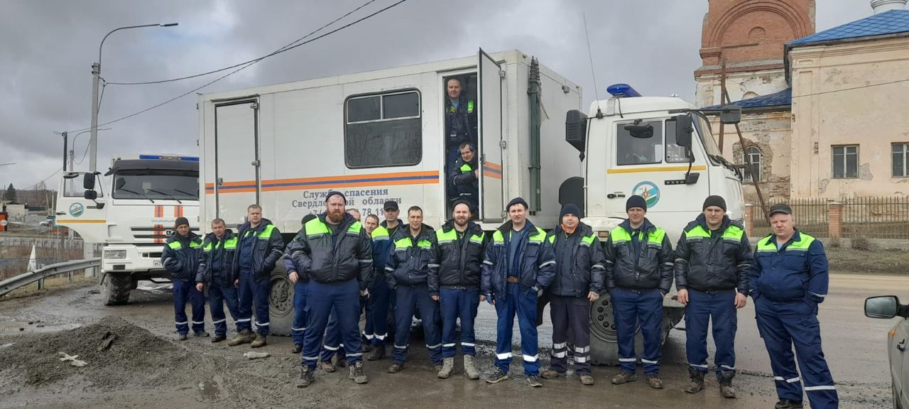 Евгений Куйвашев направил в Курган спасателей и колонну спецтехники для помощи в борьбе с паводком в Зауралье | В Курган направлена сводная группировка Службы спасения Свердловской области Евгений Куйвашев направил в Курган спасателей и колонну спецтехники для помощи в борьбе с паводком в Зауралье | В Курган направлена сводная группировка Службы спасения Свердловской области