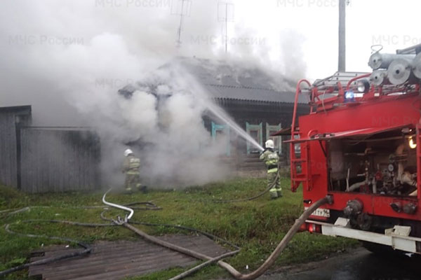 В поселке под Первоуральском сгорели два частных жилых дома В поселке под Первоуральском сгорели два частных жилых дома