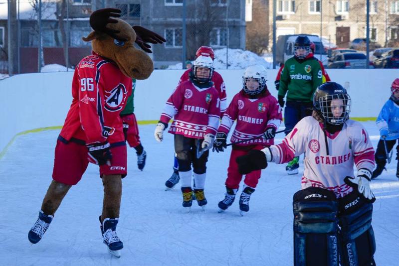 Для первоуральских хоккеистов клуб «Автомобилист» провел мастер-класс | В Первоуральске хоккеисты клуба «Автомобилист» провели мастер-класс для горожан