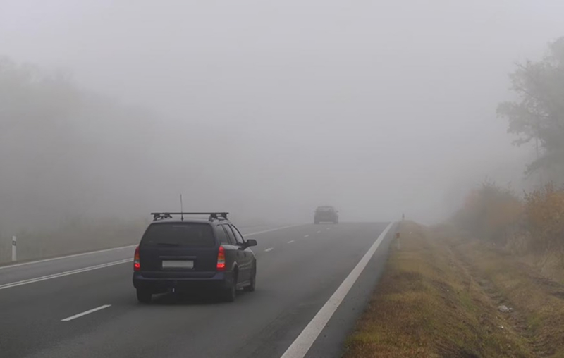 Свердловские водители столкнутся с туманом на дорогах: жителей региона предупредили о непогоде | В Свердловской области из-за тумана усилили контроль на дорогах  