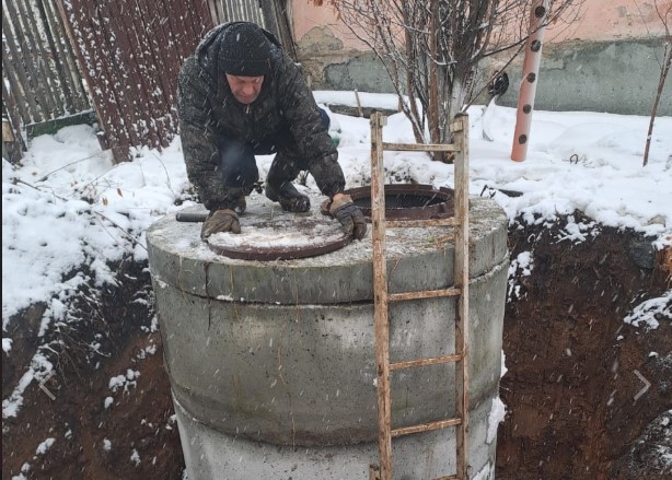 Сотрудники первоуральского «Водоканала» починили коллектор на Бажова | В Первоуральске сотрудники «Водоканала» починили сеть водоотведения