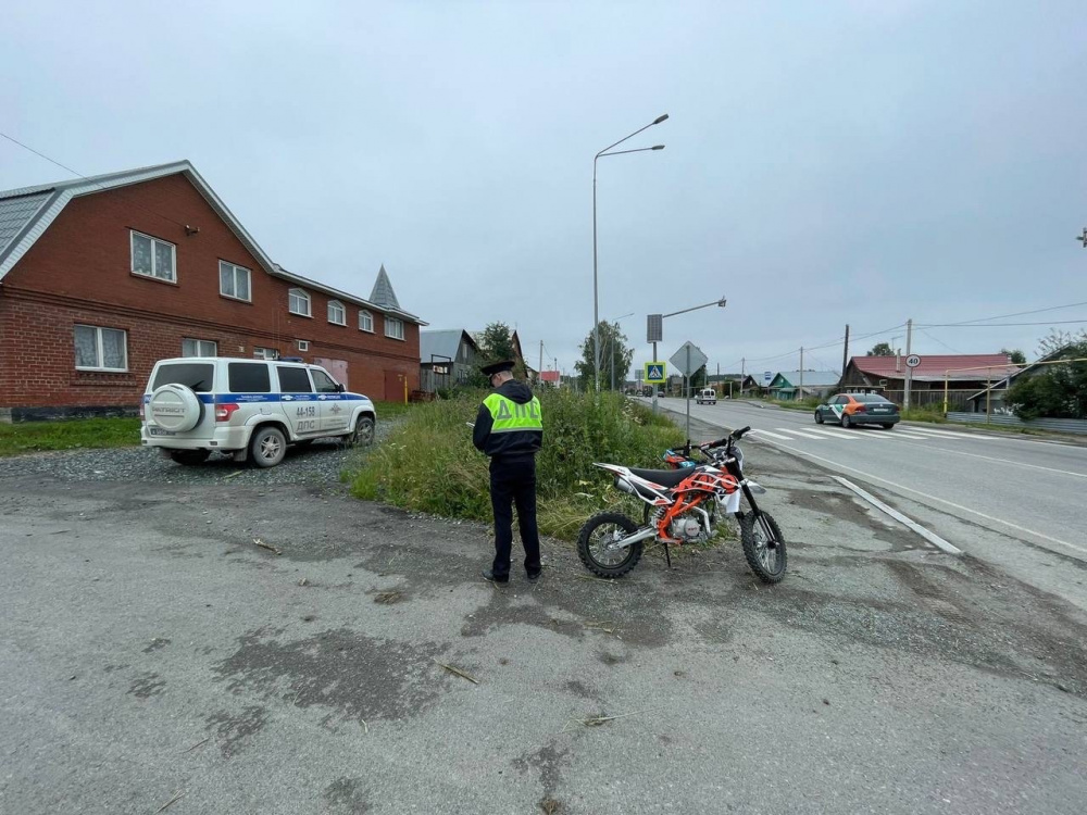 В Первоуральске остановили питбайк, которым управляла несовершеннолетняя | Автоинспекторы остановили школьницу на питбайке в Первоуральске