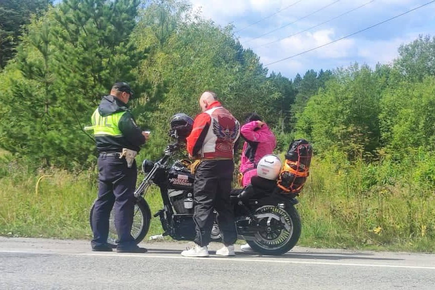 Лишат прав на шесть месяцев: мотоциклист под Первоуральском мог стать причиной ДТП | Под Первоуральском экипаж ДПС пресек возможное ДТП