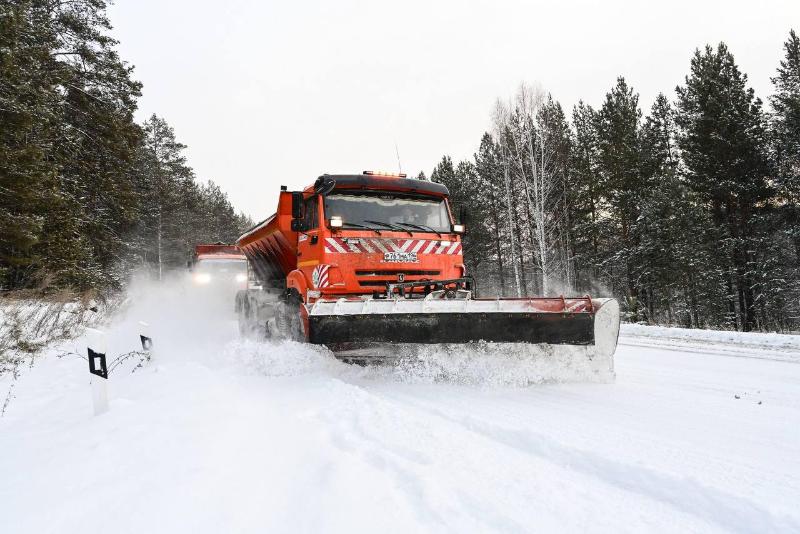 На уборку снега в Свердловской области выехали более 200 единиц спецтехники | На Урале более 200 единиц техники вышли на борьбу со снегом На уборку снега в Свердловской области выехали более 200 единиц спецтехники | На Урале более 200 единиц техники вышли на борьбу со снегом