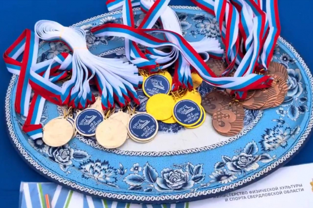 Несколько сотен первоуральцев присоединились к всероссийской акции «Лед надежды нашей» | Уральцы приняли участие во всероссийской акции «Лед надежды нашей»