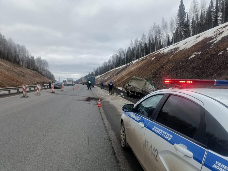 На трассе «Пермь – Екатеринбург» ВАЗ наехал на «Газель»: один из пассажиров скончался | На Пермском тракте выясняют обстоятельства смертельного ДТП 