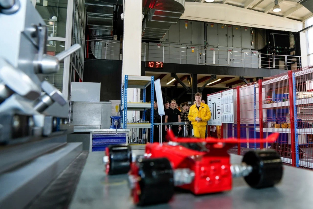 В Первоуральском металлургическом колледже школьников удивили живыми профессиональными пробами | На Урале в металлургическом колледже прошел День открытых дверей