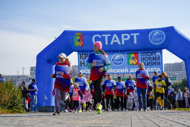 Семьи, школьники и спортсмены: как прошёл Всероссийский день бега в Первоуральске | Сотни жителей Первоуральска приняли участие в Всероссийском дне бега