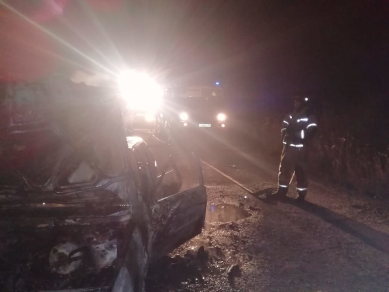 Накануне ночью под Первоуральском сгорел автомобиль ВАЗ Накануне ночью под Первоуральском сгорел автомобиль ВАЗ