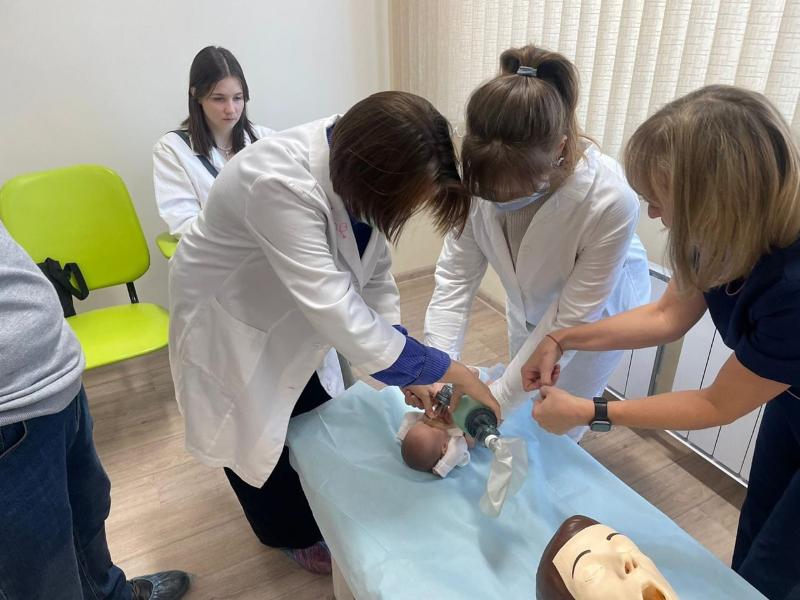 Лицеисты медицинского класса прошли практику в детской больнице Первоуральска | В первоуральской детской больнице прошли практику лицеисты медкласса