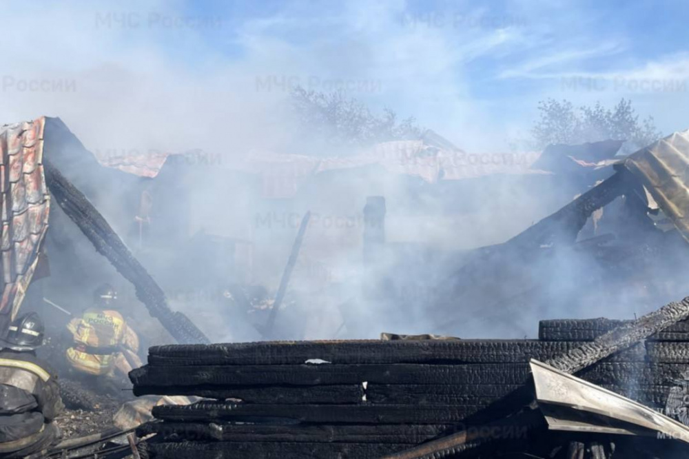 В деревне под Первоуральском произошел пожар: сгорела кровля частного дома | На Урале в пожаре был поврежден частный жилой дом
