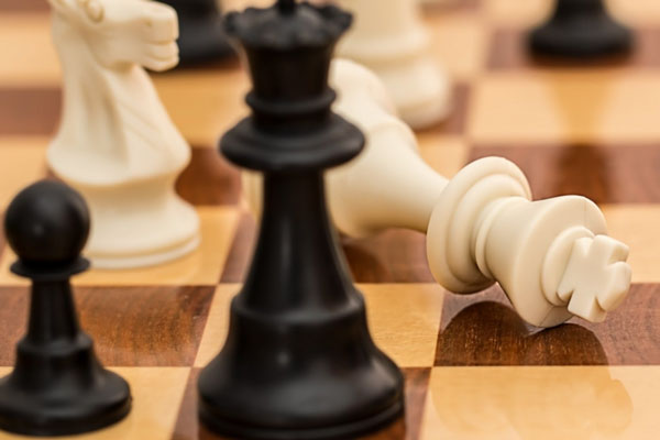 Школьница из Подольска выпала из окна после игры в шахматы | 15-летняя школьница из Подмосковья погибла после игры в шахматы