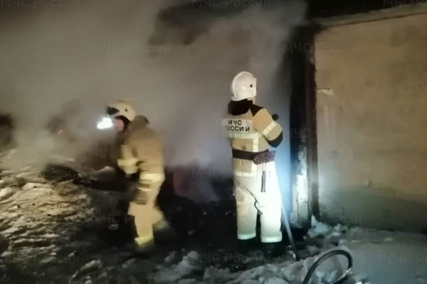 В селе под Первоуральском в крупном пожаре сгорел гараж, квадроцикл и снегоход В селе под Первоуральском в крупном пожаре сгорел гараж, квадроцикл и снегоход