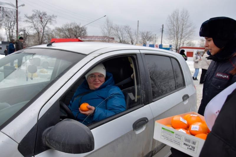 Апельсины от ГАИ: в поселке под Первоуральском прошла акция «Трезвый водитель» | В Свердловской области ГАИ провела профилактическое мероприятие