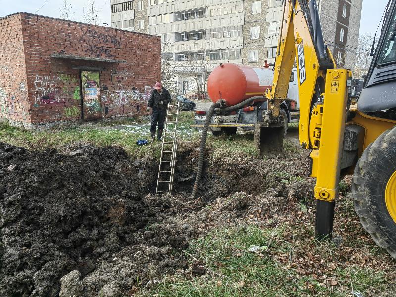 На улице Трубников в Первоуральске отключили воду | В Первоуральске отключили воду в связи с аварией На улице Трубников в Первоуральске отключили воду | В Первоуральске отключили воду в связи с аварией
