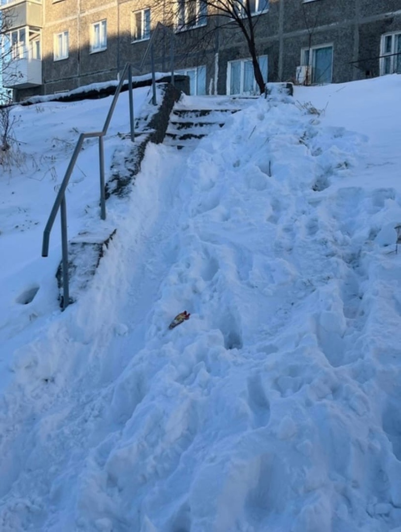 Первоуральцы жалуются на занесённые снегом лестницы