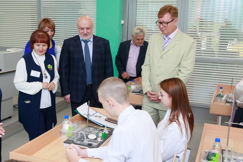 Первоуральск встречает новый учебный год: модернизация школ и создание современной образовательной среды | Перед началом учебного года в Первоуральске провели модернизацию школ