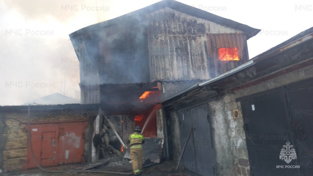 В Первоуральске на Урицкого сгорел гараж | Возле стадиона на первоуральском Хромпике произошел пожар