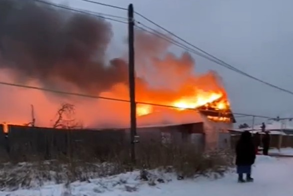 В поселке под Первоуральском горит частный дом | В Ельничном Свердловской области загорелся дом