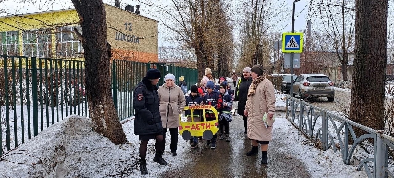 Первоуральские Госавтоинспекторы совместно с «Родительским патрулем» провели акцию «Шагающий автобус» | Госавтоинспекторы совместно с «Родительским патрулем» провели акцию «Шагающий автобус»