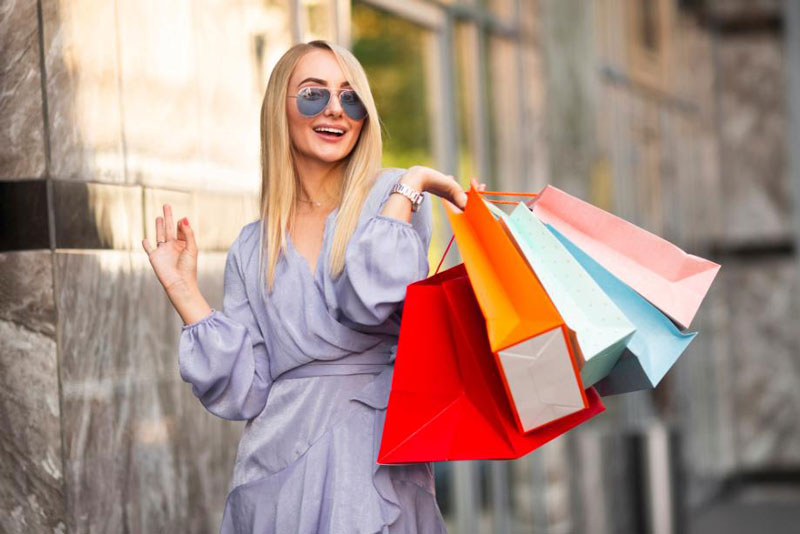 Маркетолог рассказала, как избежать лишних трат перед праздниками | Эксперт рассказала, как сэкономить на праздничных покупках