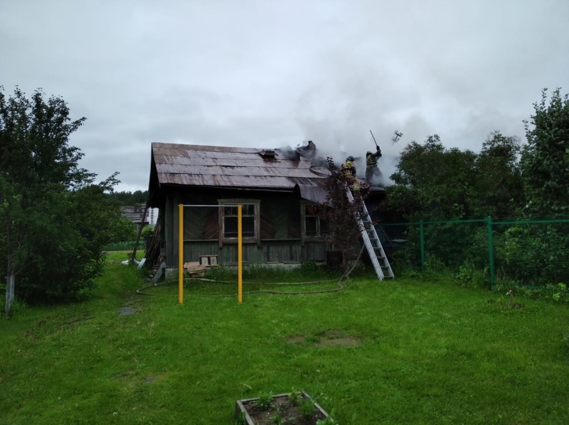 Накануне в Первоуральске сгорел частный нежилой дом на две семьи