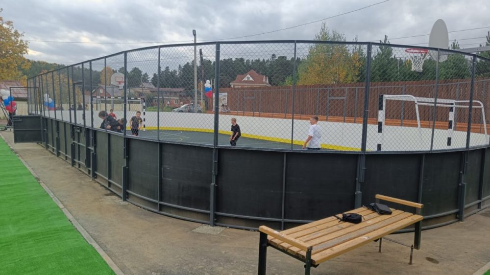 На окраине Первоуральска открылась многофункциональная спортплощадка  | В Первоуральске открыли многофункциональную спортивную площадку 