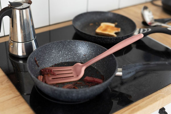 Чугунная сковорода живёт вечно, если не делать эту ошибку: вода — враг, мыло — убийца Чугунная сковорода живёт вечно, если не делать эту ошибку: вода — враг, мыло — убийца