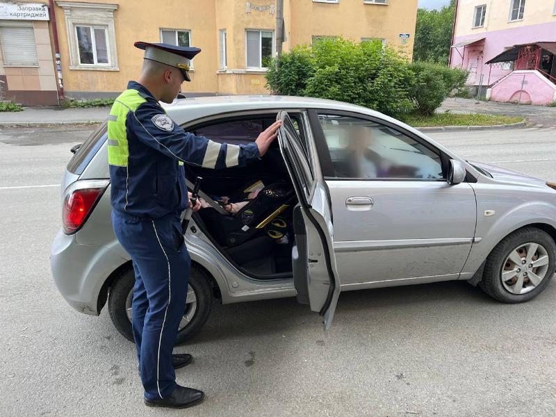 Первоуральские сотрудники ГАИ оштрафовали двух водителей во время рейда   | В Первоуральске оштрафовали водителей за неправильную перевозку детей  