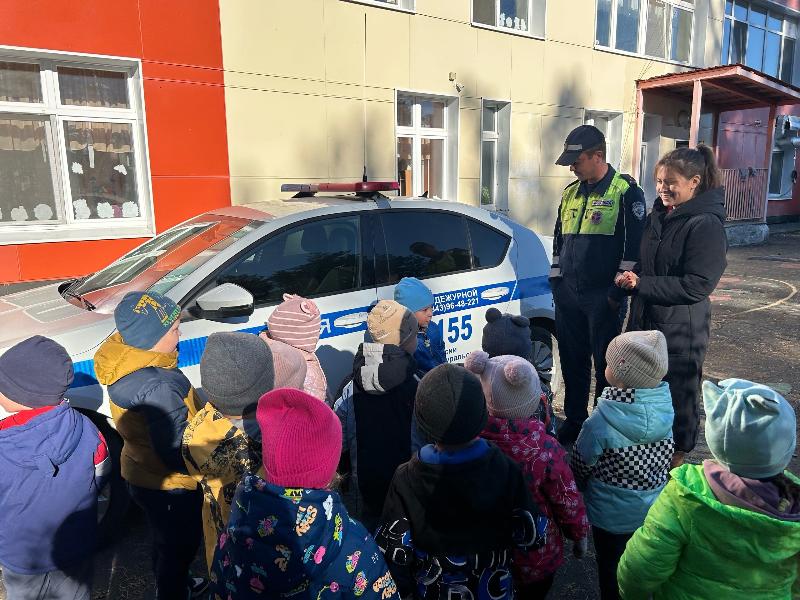 Сотрудники ГАИ Первоуральска рассказали дошколятам о ПДД | В поселке Прогресс Свердловской области сотрудники ГАИ посетили детский сад