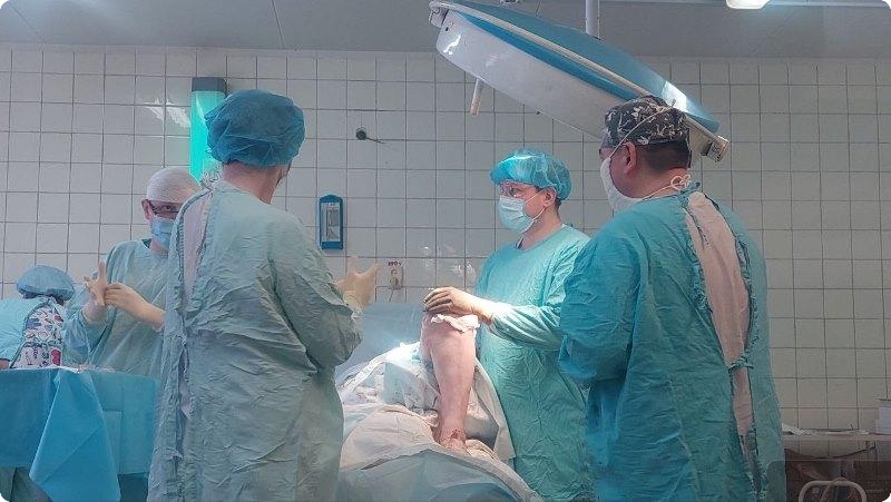 Первоуральские медики провели первую в медучреждении операцию по эндопротезированию | На Урале бригада травматологов провела новую для своей больницы операцию