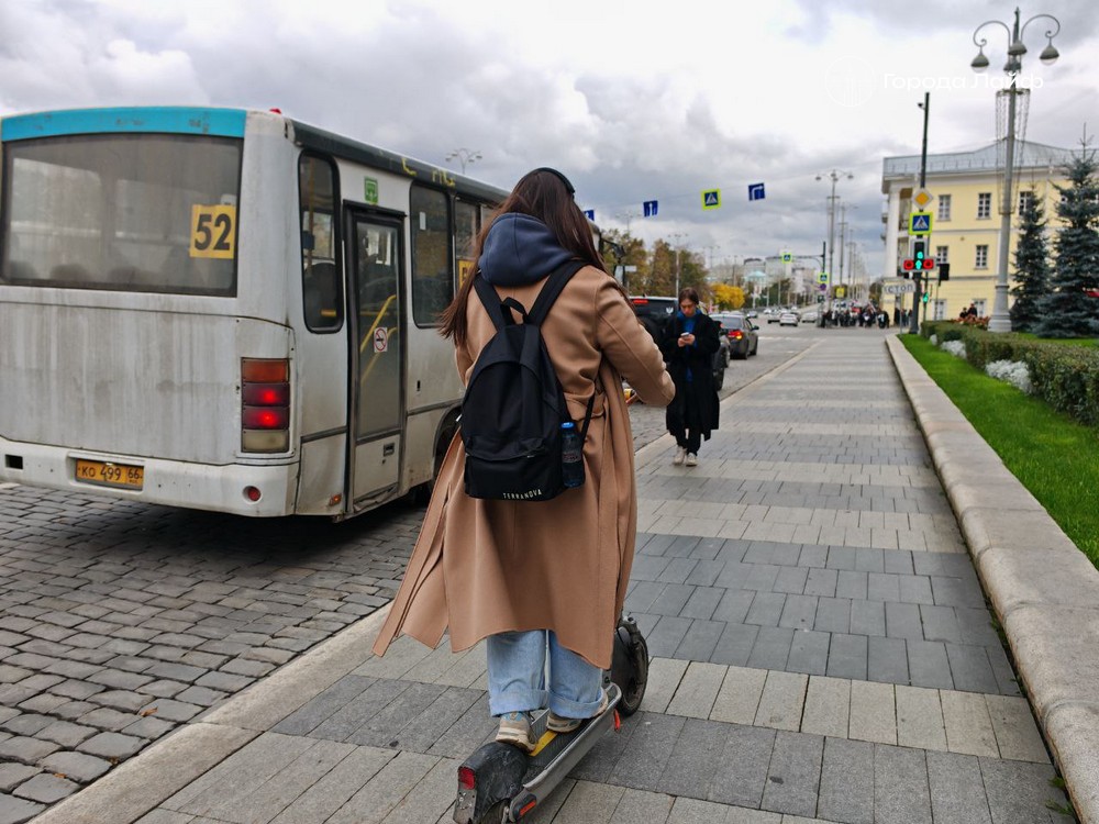 В Первоуральске автомобиль сбил 15-летнюю самокатчицу на пешеходном переходе | В Первоуральске автомобиль сбил самокатчицу на пешеходном переходе