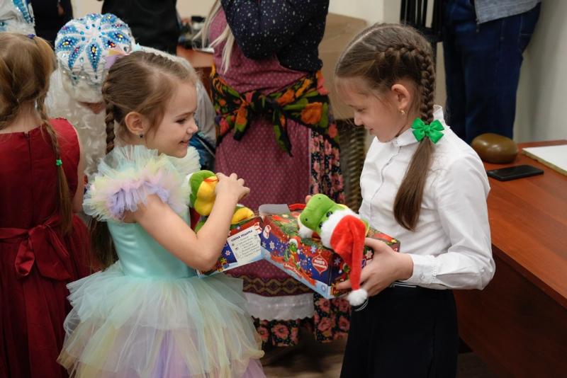 Около тридцати ребят из многодетных семей Первоуральска получили новогодние подарки | В Первоуральске 27 ребят из многодетных семей получили новогодние подарки