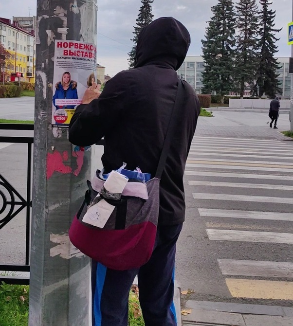 Первоуральцы требуют жёстко наказывать расклейщиков объявлений, уродующих город  
