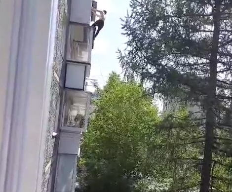 Выпавший с пятого этажа житель Первоуральска отделался переломом ноги Выпавший с пятого этажа житель Первоуральска отделался переломом ноги