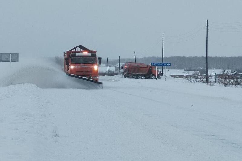 Свердловская область борется со снегопадом: в работе 256 единиц техники | В Свердловской области с последствиями снегопада борются 256 машин
