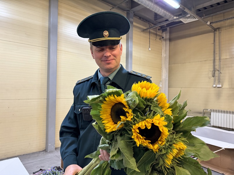 Ко дню знаний свердловчане купили более 200 тонн цветов | Уральские таможенники оформили цветов на 1 млн 150 тысяч долларов за август