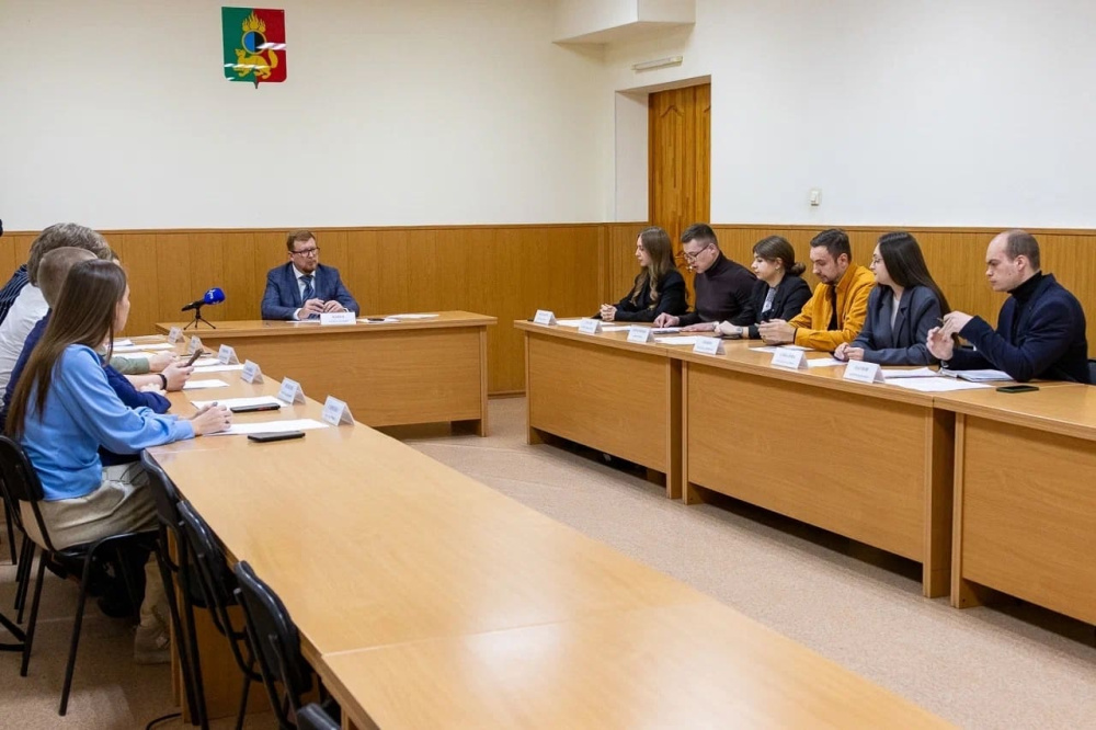 Мэр Первоуральска обсудил с Молодёжным советом планы на 2026 год | В Первоуральске обсудили развитие: от волонтёрства к фиджитал-соревнованиям